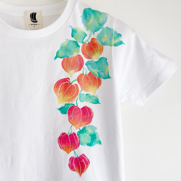 ホオズキ柄Tシャツ ホワイト 手描きで描いた赤い鬼灯柄Tシャツ 3枚目の画像