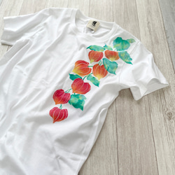 ホオズキ柄Tシャツ ホワイト 手描きで描いた赤い鬼灯柄Tシャツ 6枚目の画像