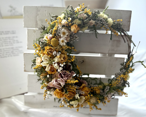 バラとチューリップ、ミモザの三日月リース リース Atelier sol daisy