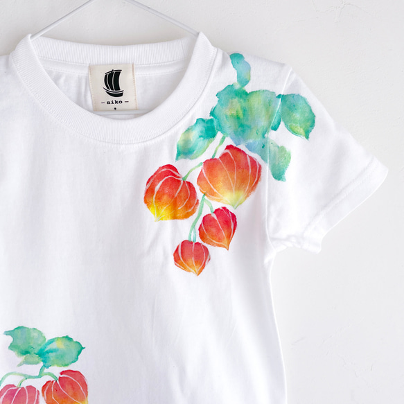 ホオズキ柄Tシャツ ホワイト　キッズ 手描きで描いた赤い鬼灯柄Tシャツ 子供服 2枚目の画像