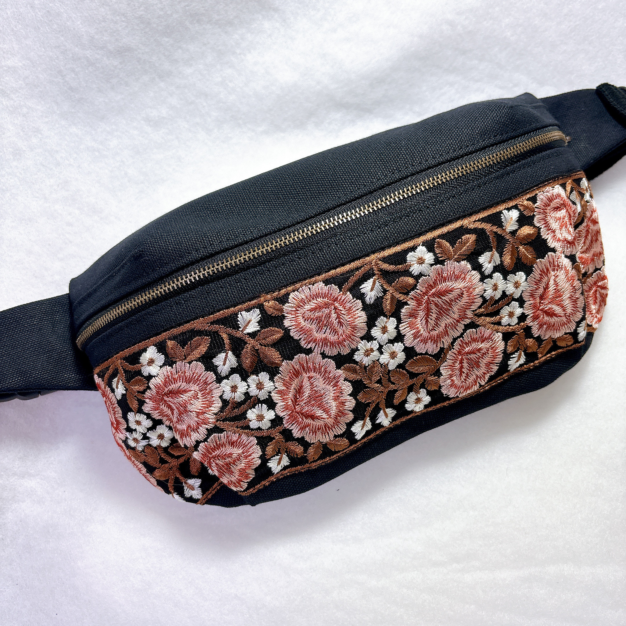 冬コーデに映える！軽くて華やか♡インド刺繍のボディバッグ【残り1点】