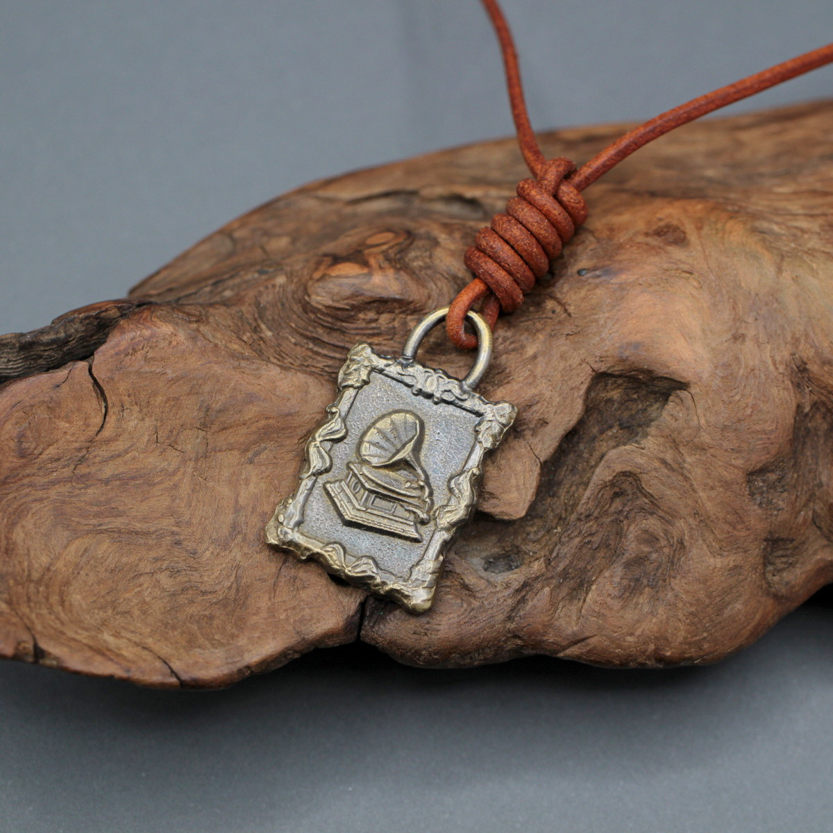 蓄音機｜真鍮｜ペンダント｜レザーロープ付｜LP｜レコード盤｜カジュアル｜個性的｜無印｜音楽｜シンプル｜自然｜やさしい