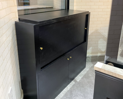 ディスプレイ＆収納キャビネット 出窓にぴったりサイズオーダー レジ裏