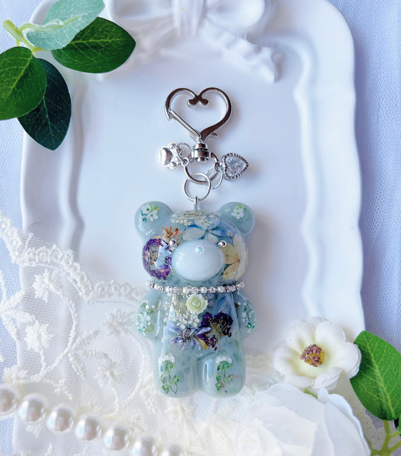 お花のクマちゃんキーホルダー♪ レジン】ドライフラワーを封入して