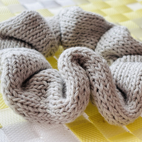 シンプルなライトグレーのニットシュシュ シュシュ Nsui* 通販