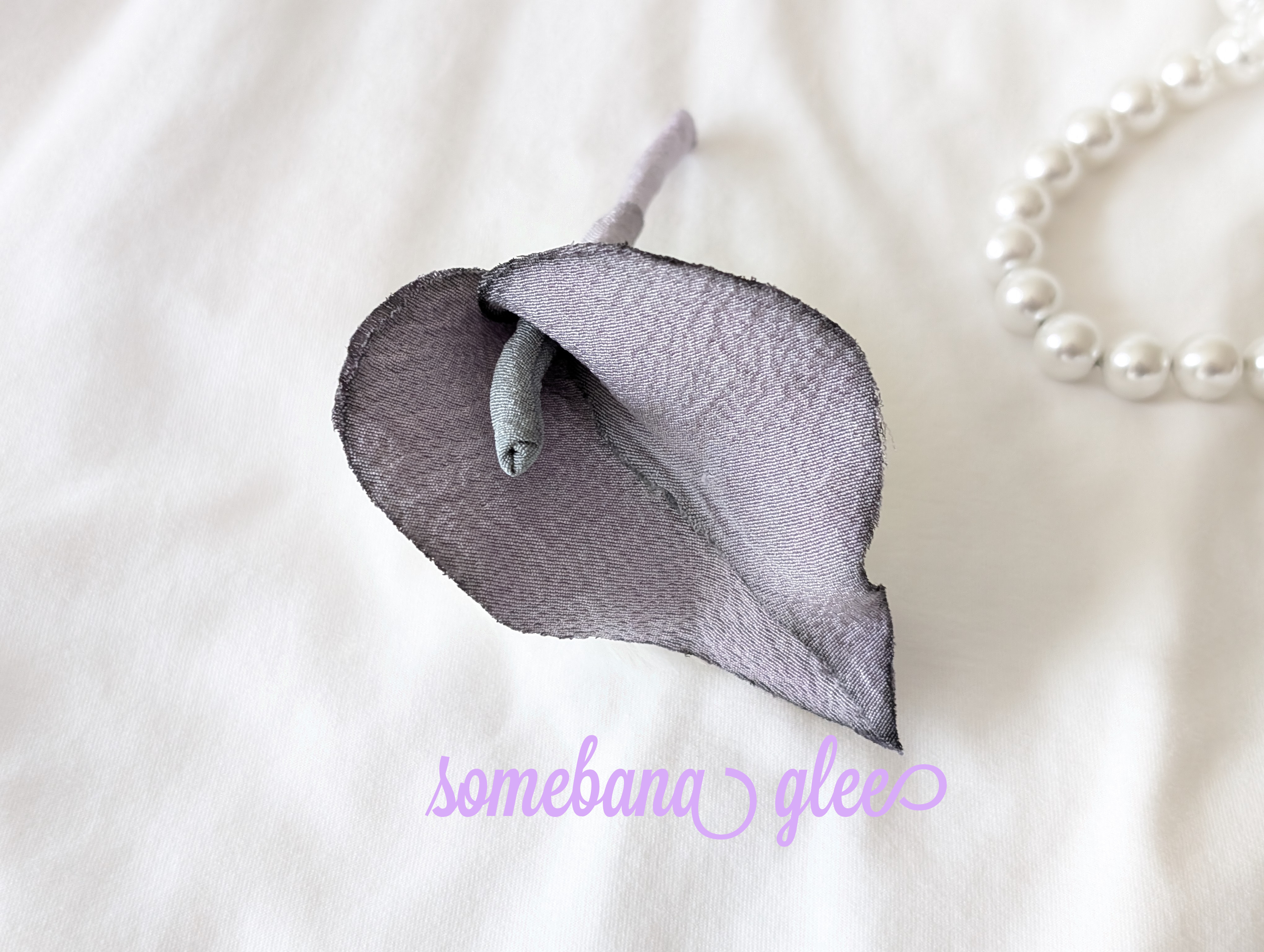 本絹ちりめん染花　コサージュ《カラー　(小)　くすみ紫》