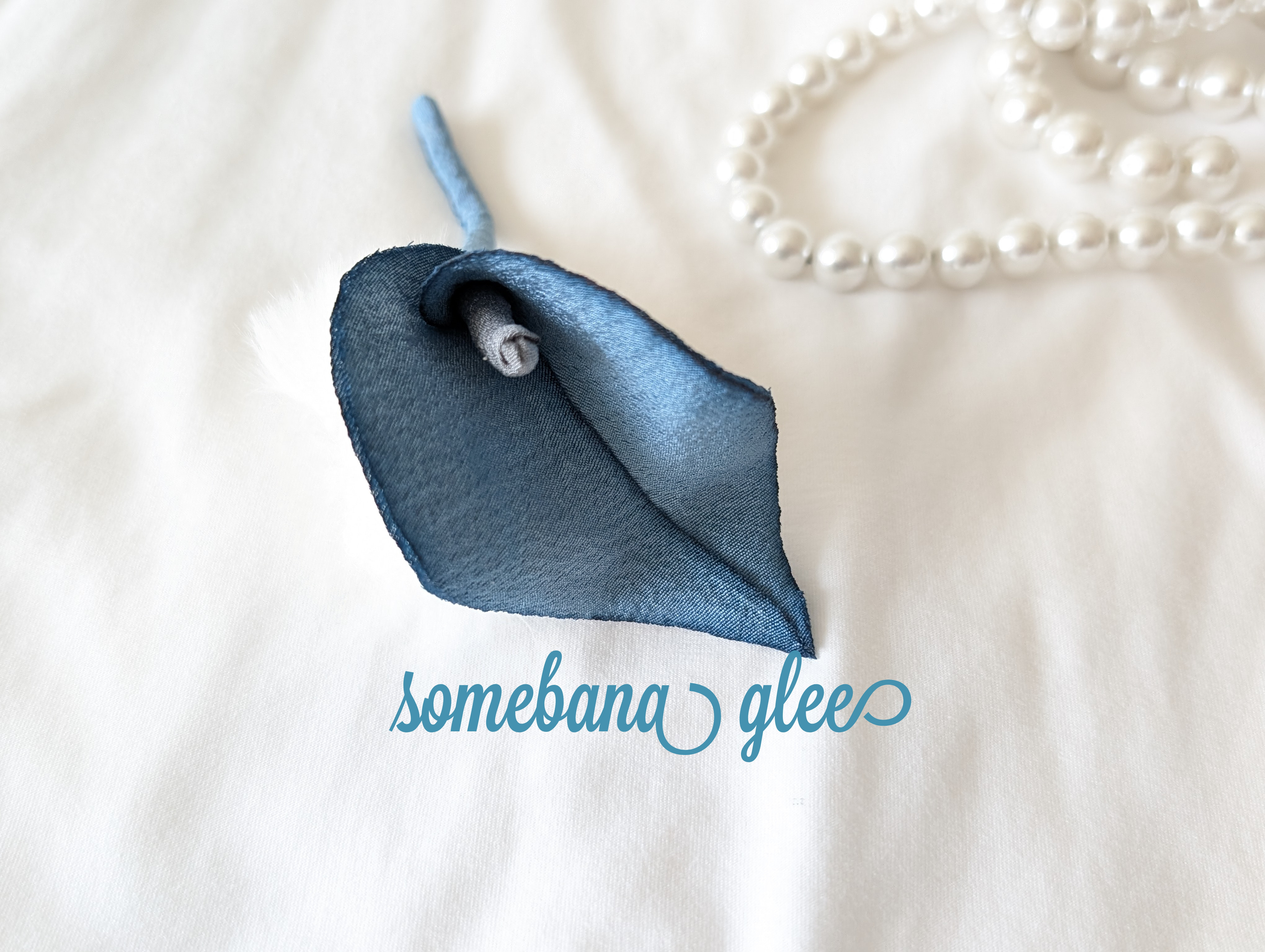 本絹ちりめん染花　コサージュ《カラー　(小)　くすみ青》