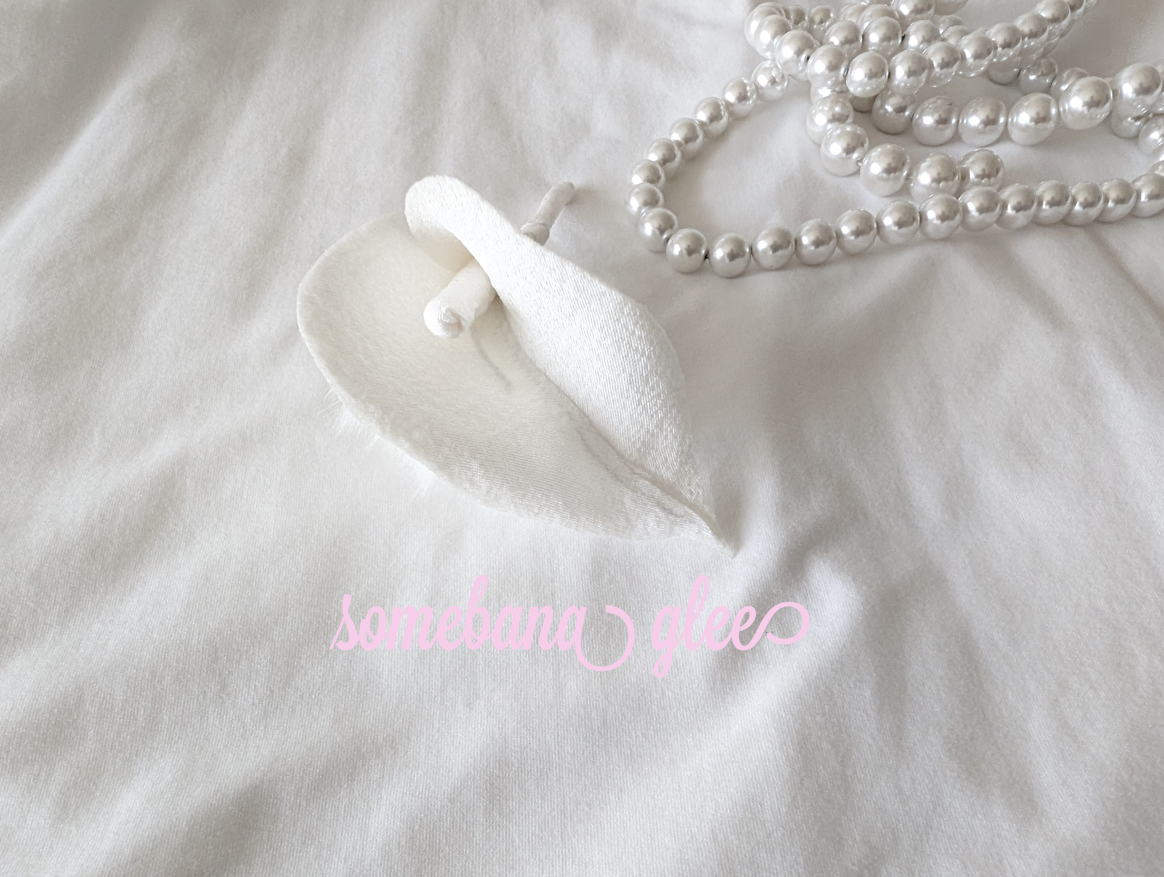 本絹ちりめん染花　コサージュ《カラー　(小)　白ちりめん》