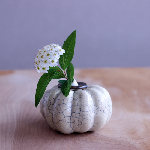 ユニークで丸みも可愛いらしい…かぼちゃ型の花器 一輪挿し・花瓶・花器