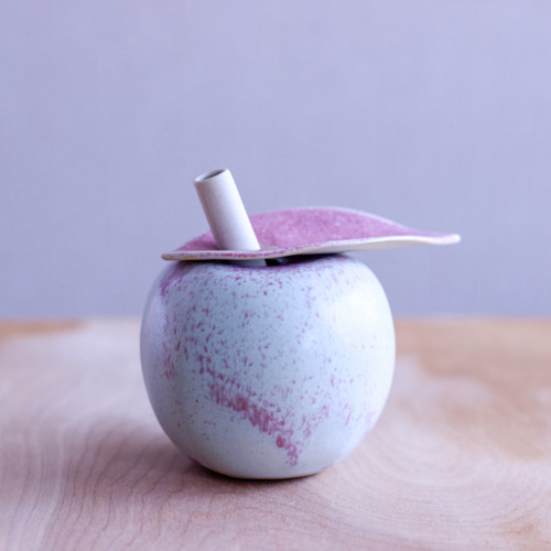 さりげない華やかさを演出する…りんご型の花器 一輪挿し・花瓶・花器