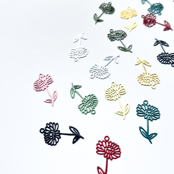 【12個】透かしメタルチャーム＊フラワー＊ランダム6色 2枚目の画像