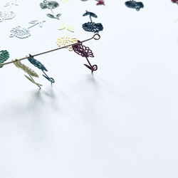 【12個】透かしメタルチャーム＊フラワー＊ランダム6色 3枚目の画像