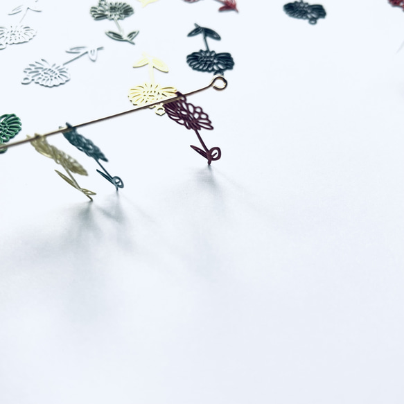 【12個】透かしメタルチャーム＊フラワー＊ランダム6色 3枚目の画像