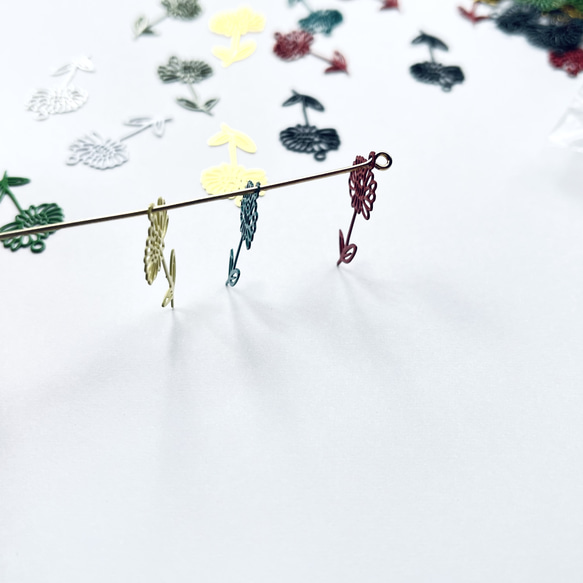 【12個】透かしメタルチャーム＊フラワー＊ランダム6色 4枚目の画像