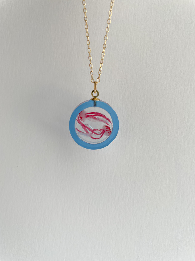 アカクラゲが泳ぐ水槽ネックレス