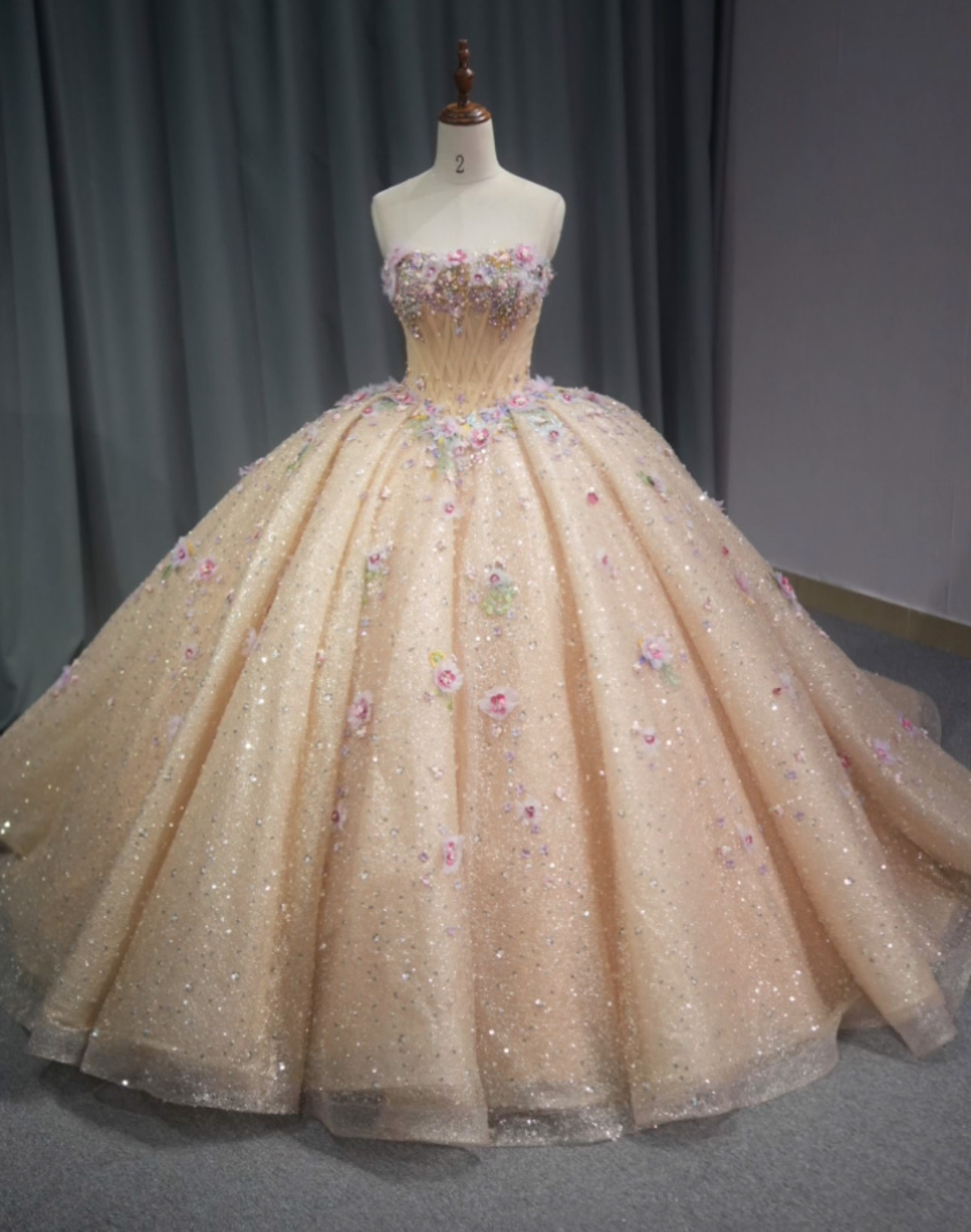 華やかな　ゴールド　キラキラグッリター　ラメ入り　ウェディングドレス　カラフル　お花飾り　ブライダル　パーティードレス