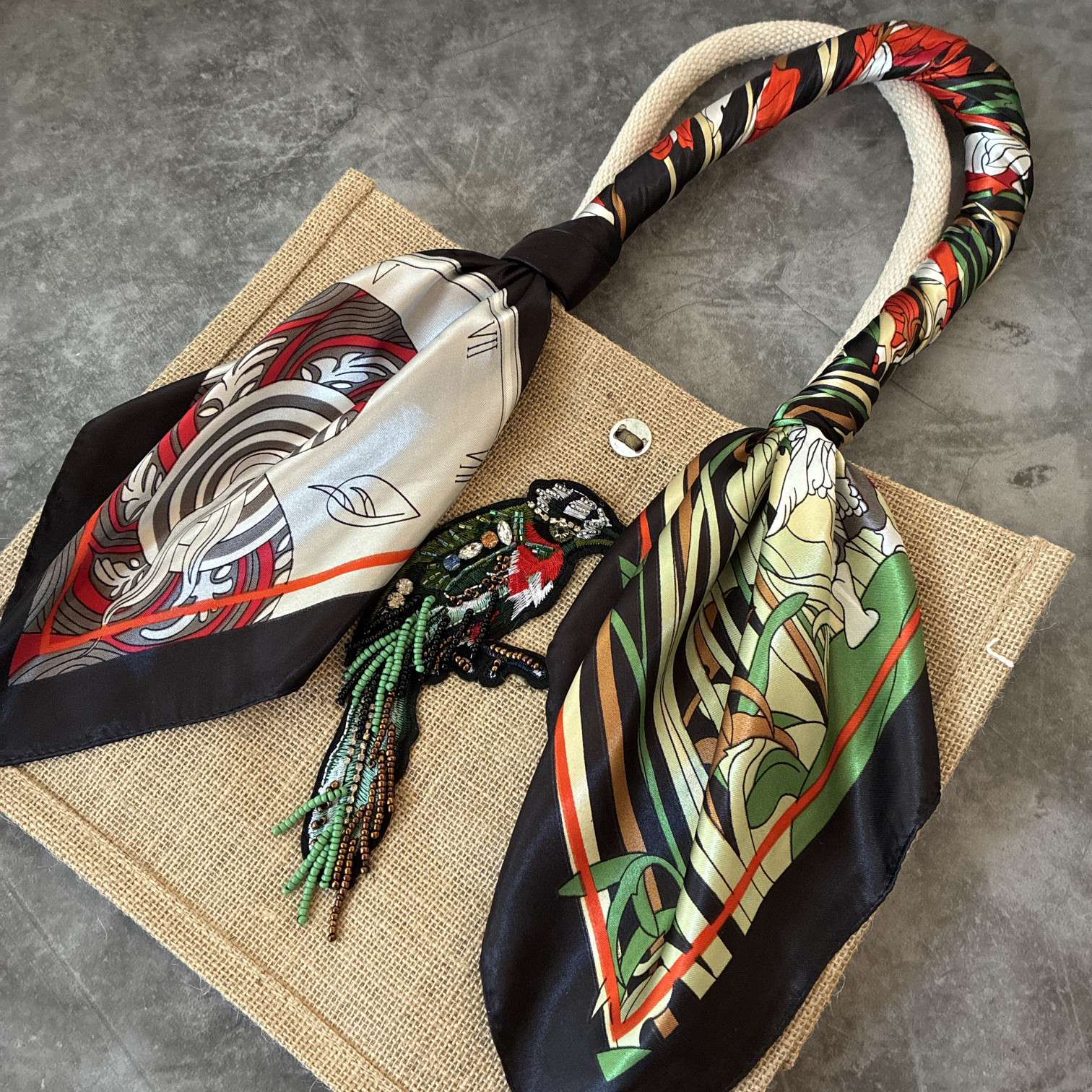 オーダー生産❤️刺繍鳥さんとヴィンテージスカーフのジュートバッグ(B5サイズ)♡アンティークスカーフ バードエコバッグ