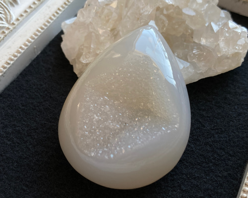 希少月の形 天然石 アゲート 原石 ドゥルージー付 インテリア ◇ロマンチックな三日月型◇キラキラドゥルージー結晶入り！◇運気