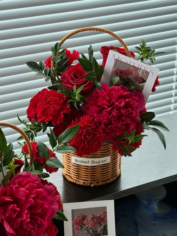 造花　赤い薔薇　オンシジウム　アレンジ　御祝　母の日　誕生日 生花 母の日 花籠アレンジメント 赤バラ＆カーネーション＆芍薬