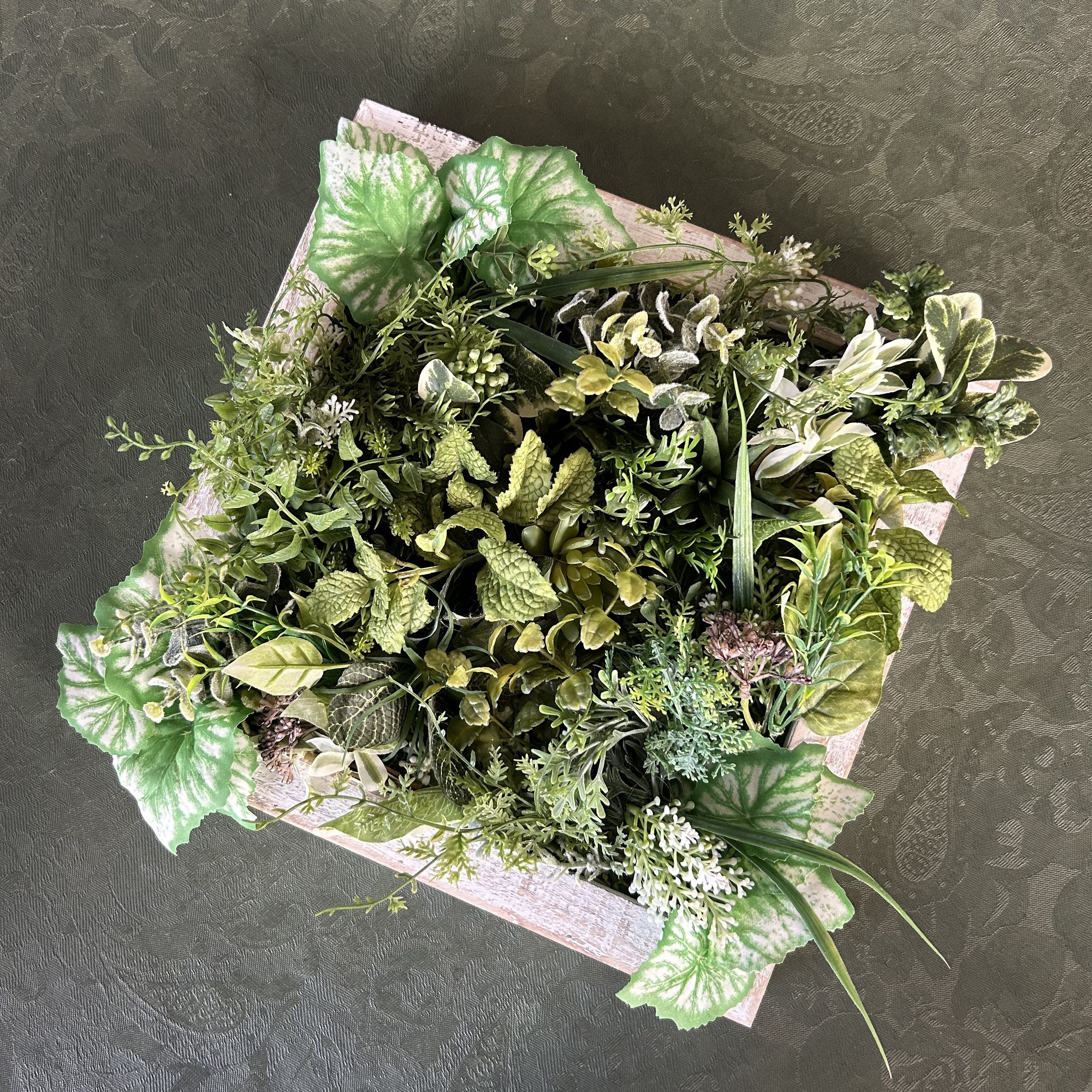 グリーンフレームアレンジ”  花材は全てフェイクグリーン(造花)水やりなどのお手入れ要らず　フラワーギフトにも