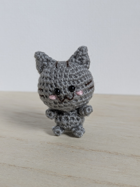 あみぐるみ　ちびねこ　猫　グレー　ひげひげ　ストラップ　ハンドメイド あみぐるみ ちびねこ 猫 グレー ひげひげ ストラップ ハンドメイド