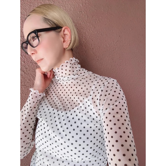 RATA❤️2色有❤️M＆L❤️型崩れしにくい高収縮のメローシアートップス❤️ブラック＆ホワイトドット 4枚目の画像