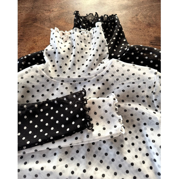 RATA❤️2色有❤️M＆L❤️型崩れしにくい高収縮のメローシアートップス❤️ブラック＆ホワイトドット 8枚目の画像