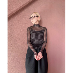 RATA❤️2色有❤️M＆L❤️型崩れしにくい高収縮のメローシアートップス❤️ブラック＆ホワイトドット 3枚目の画像