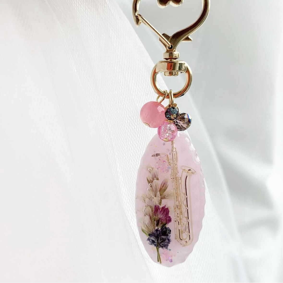 【2757】アルトサックス 3種類の赤いお花封入のオーバル型キーホルダー 2757】アルトサックス 3種類の赤いお花封入のオーバル型