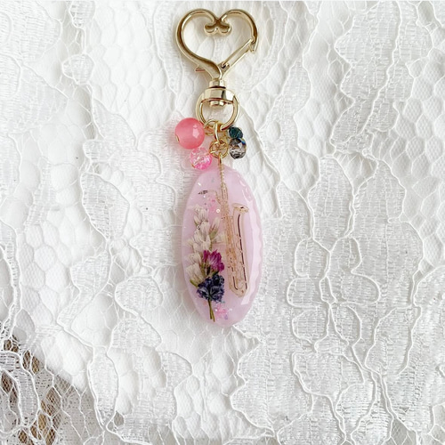 【2757】アルトサックス 3種類の赤いお花封入のオーバル型キーホルダー 2757】アルトサックス 3種類の赤いお花封入のオーバル型