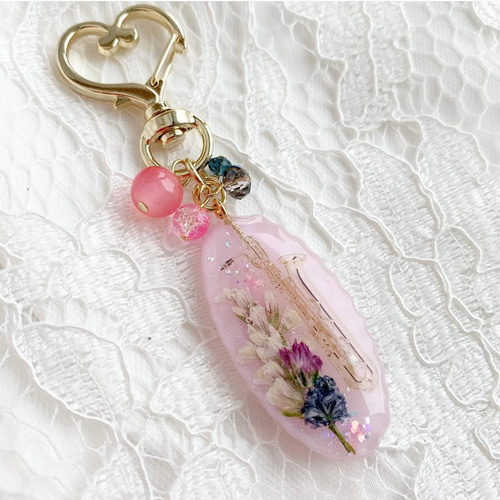 【2757】アルトサックス 3種類の赤いお花封入のオーバル型キーホルダー 2757】アルトサックス 3種類の赤いお花封入のオーバル型キーホルダー