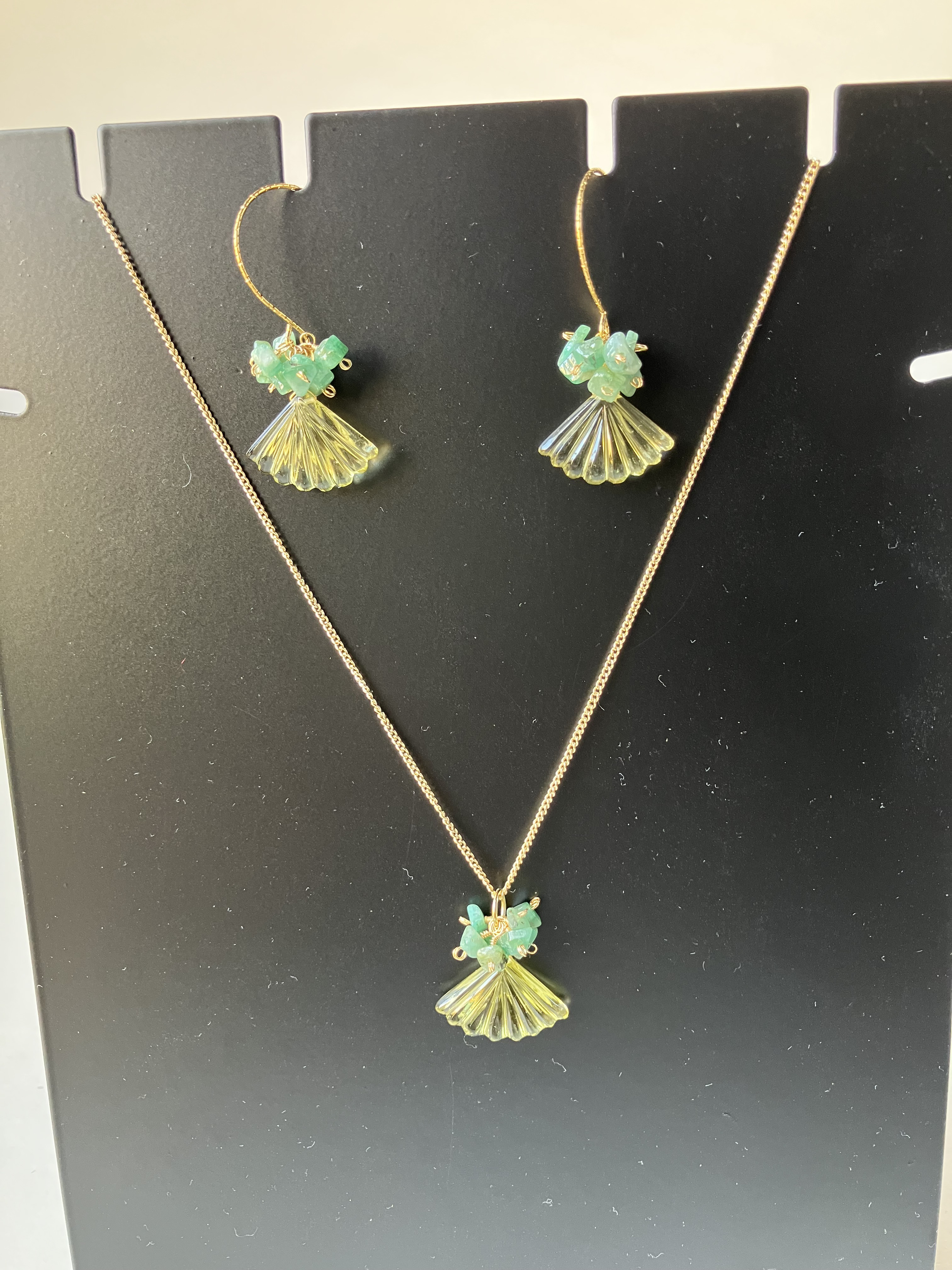 オリーブクオーツ扇カービングのピアス＆ネックレス