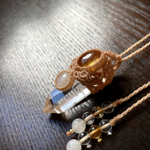 シトリンとレインボームーンストーン・水晶ポイントのマクラメ編み