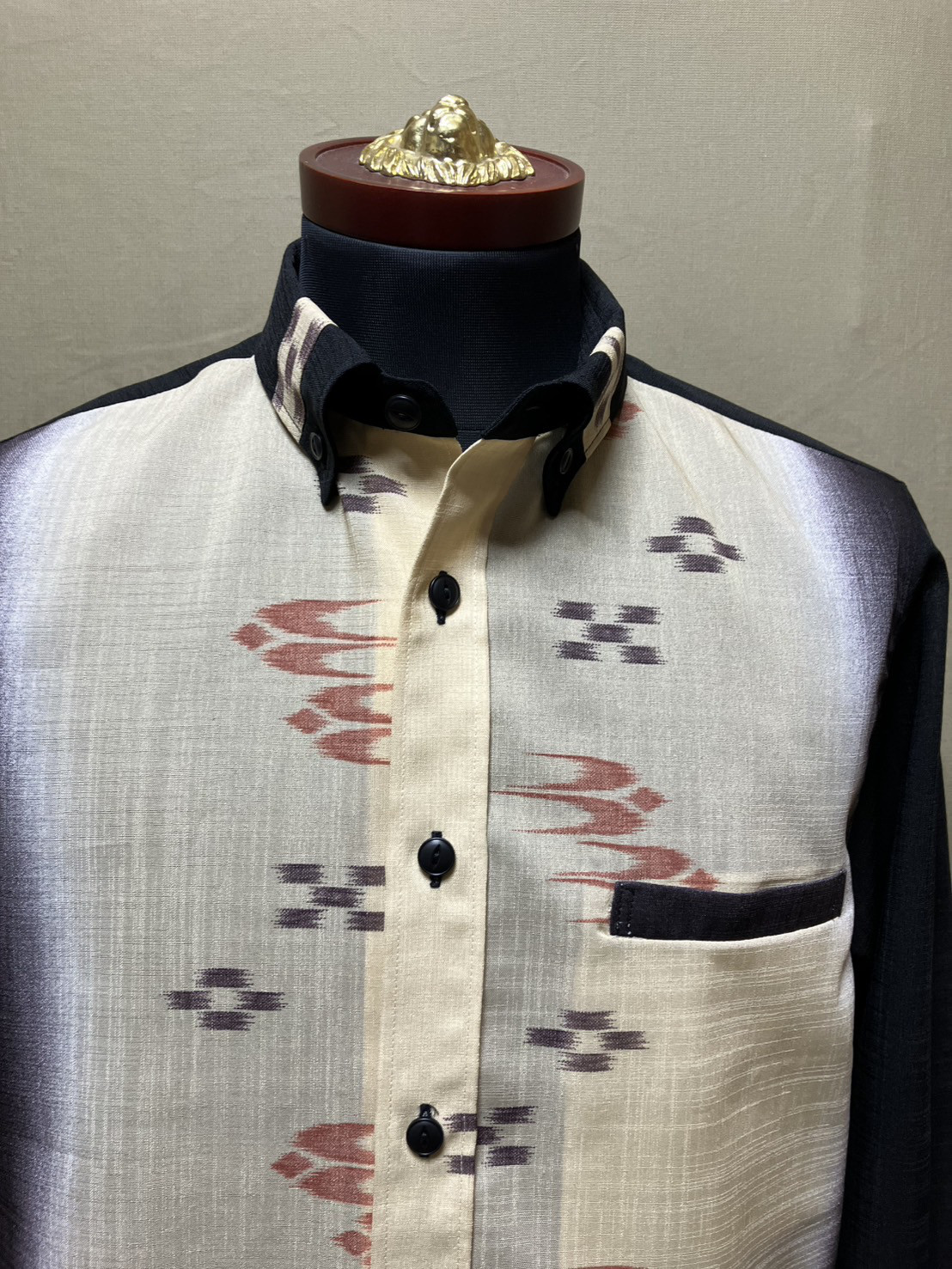 長袖　かりゆしウェア　メンズ   黒　絣柄　 M （沖縄、琉球、紅型柄、アロハ）No.151