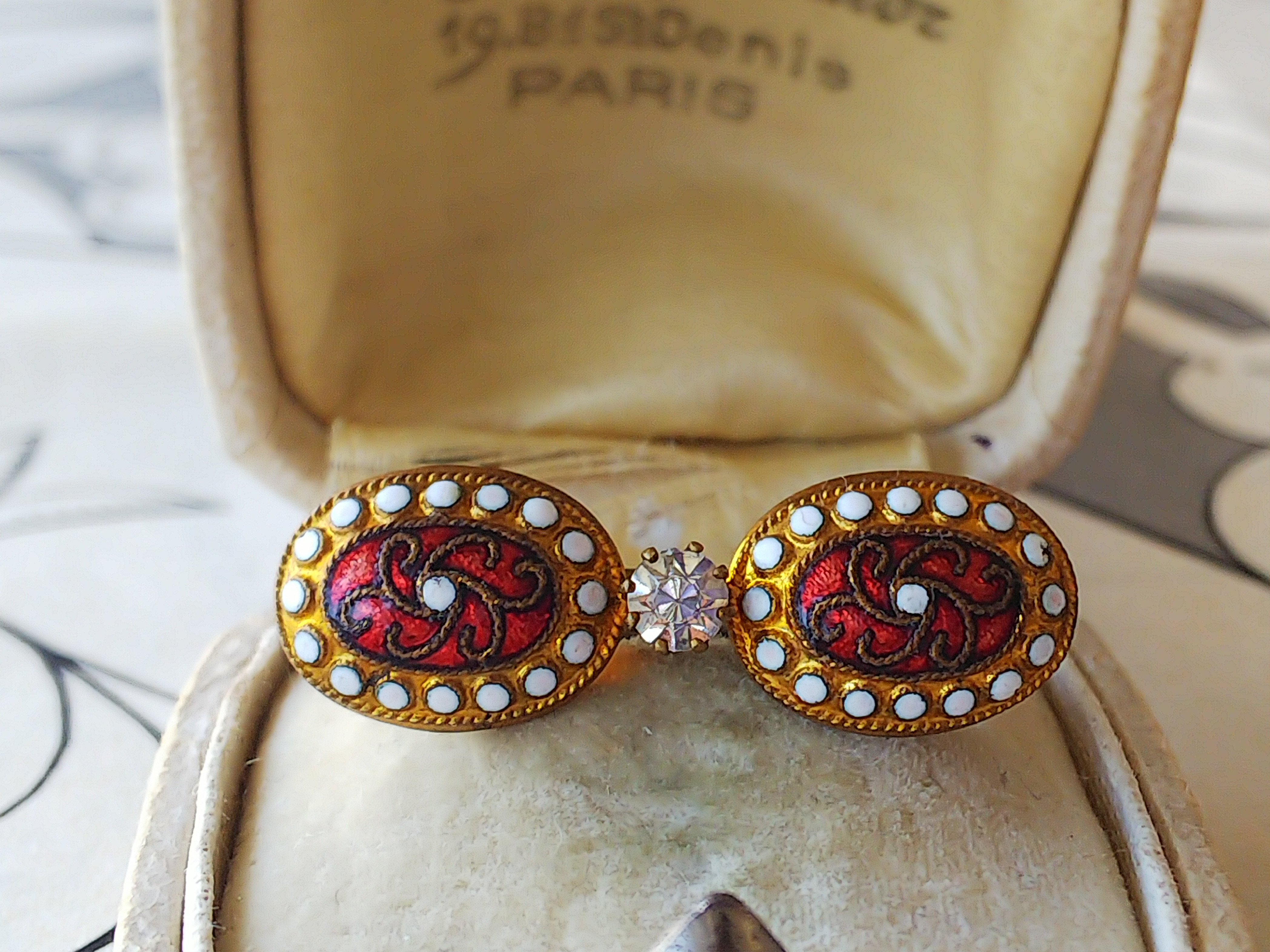 アンティーク　小さな 朱赤／文様／白のドット　エナメルブローチ