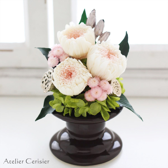 【特割】輪菊の仏花＜ツヅミ 白桃色＞Sサイズ プリザーブドフラワー【お供え花】 1枚目の画像