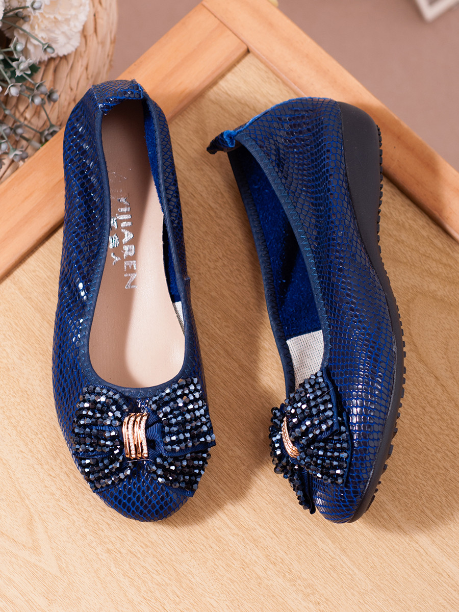 本革スパイクシングルシューズ女性2025新型百合浅口瓢靴フラットスモール革靴フランス仙女ラージサイズ婦人靴