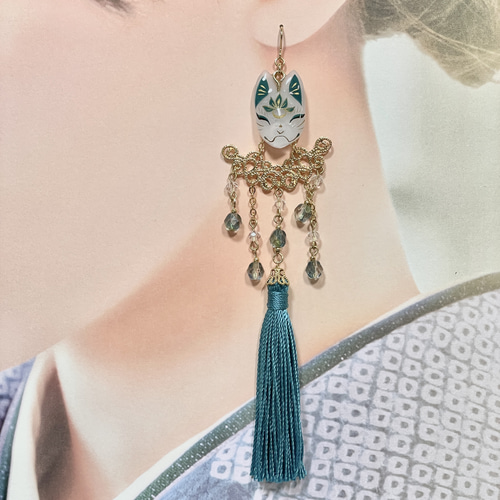 お狐と碧色タッセルのピアス・イヤリング ピアス（フック・チェーン