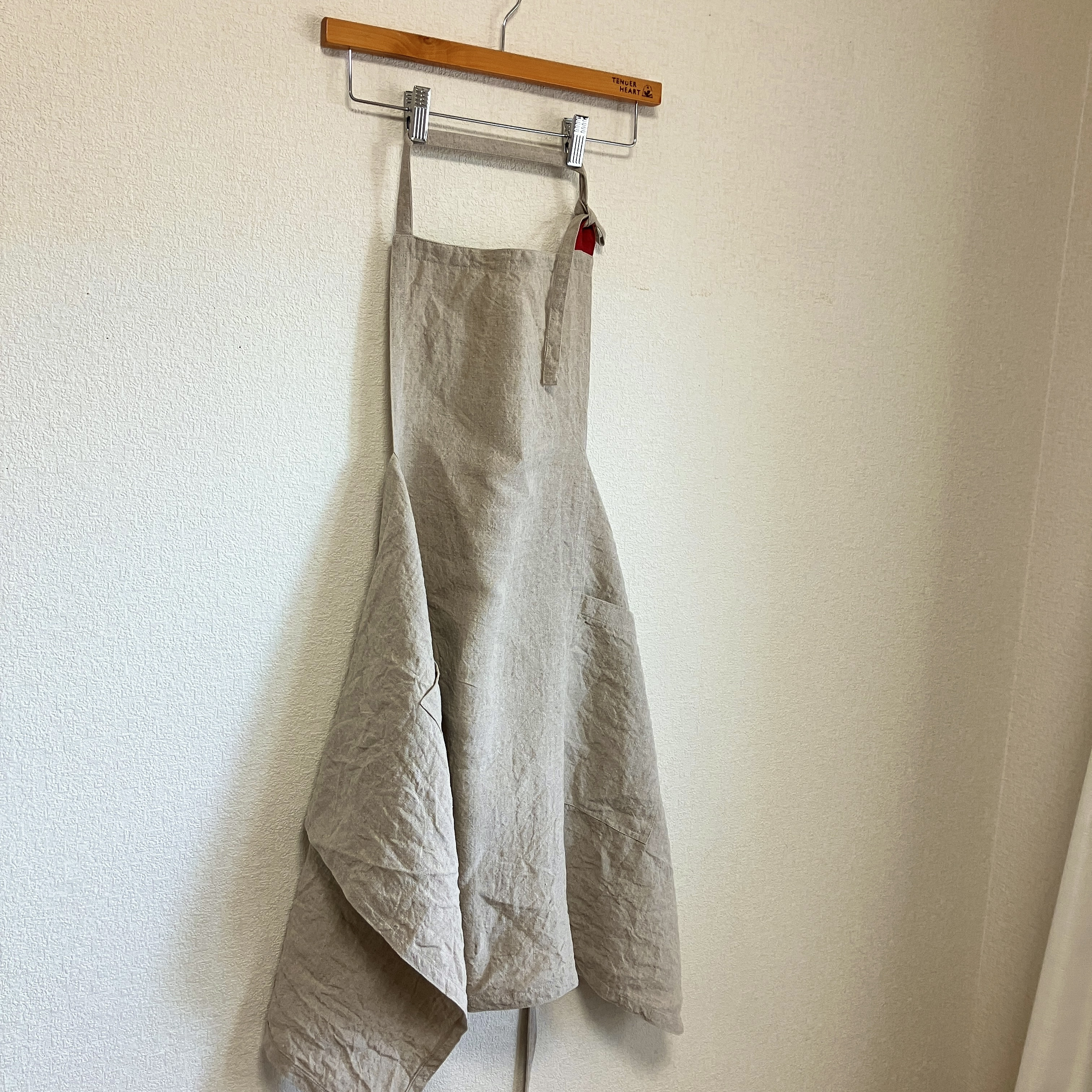 小柄なあなたに贈るベルギーリネンの華やぎワークエプロン　スモールサイズ　心地よい厚みの25番手　キナリ×肩紐ダークレッド