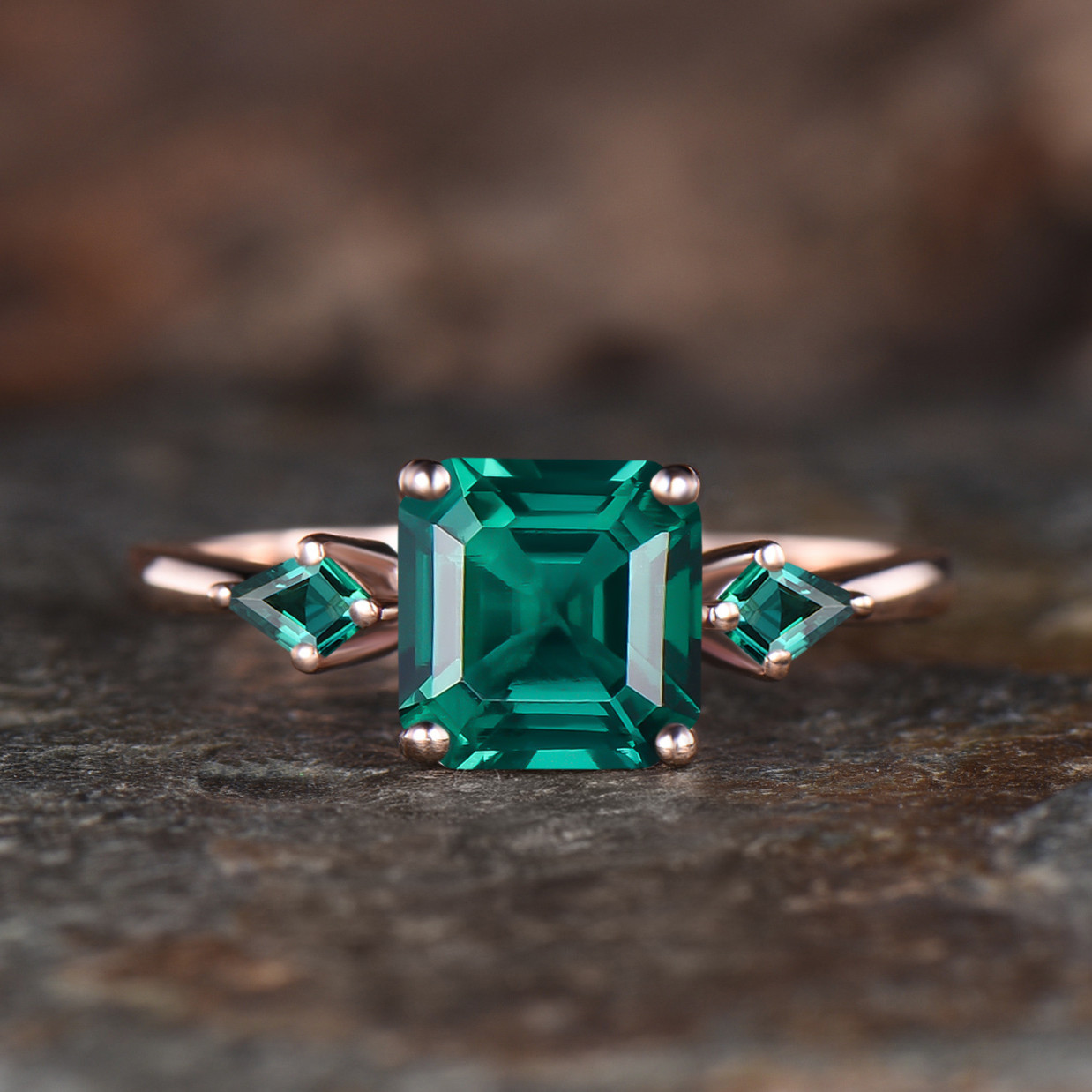 蓄光するスノークリスタルのチャーム【5月エメラルド】 5月誕生石