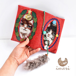 red & wreath02～2匹の猫さんのぞくブックカバー（手帳カバー）2025