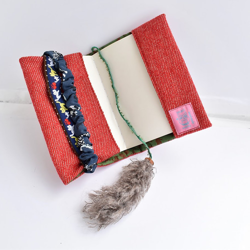 red & wreath02～2匹の猫さんのぞくブックカバー（手帳カバー）2025