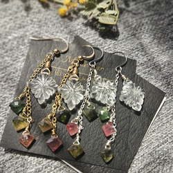 トルマリンとカラークリスタルのピアス クリスタル × トルマリン｜天然石の花咲くピアス（14kgf／silver925