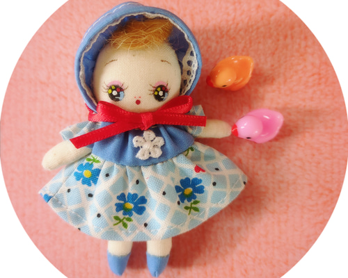 とっても可愛い、手のひらサイズの文化人形ちっちゃな子（ブルー