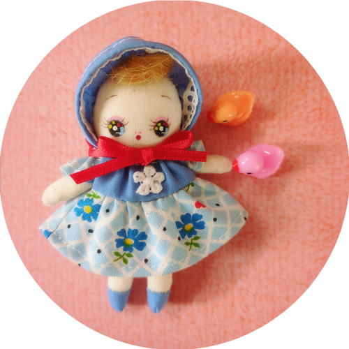 とっても可愛い、手のひらサイズの文化人形ちっちゃな子（ブルー