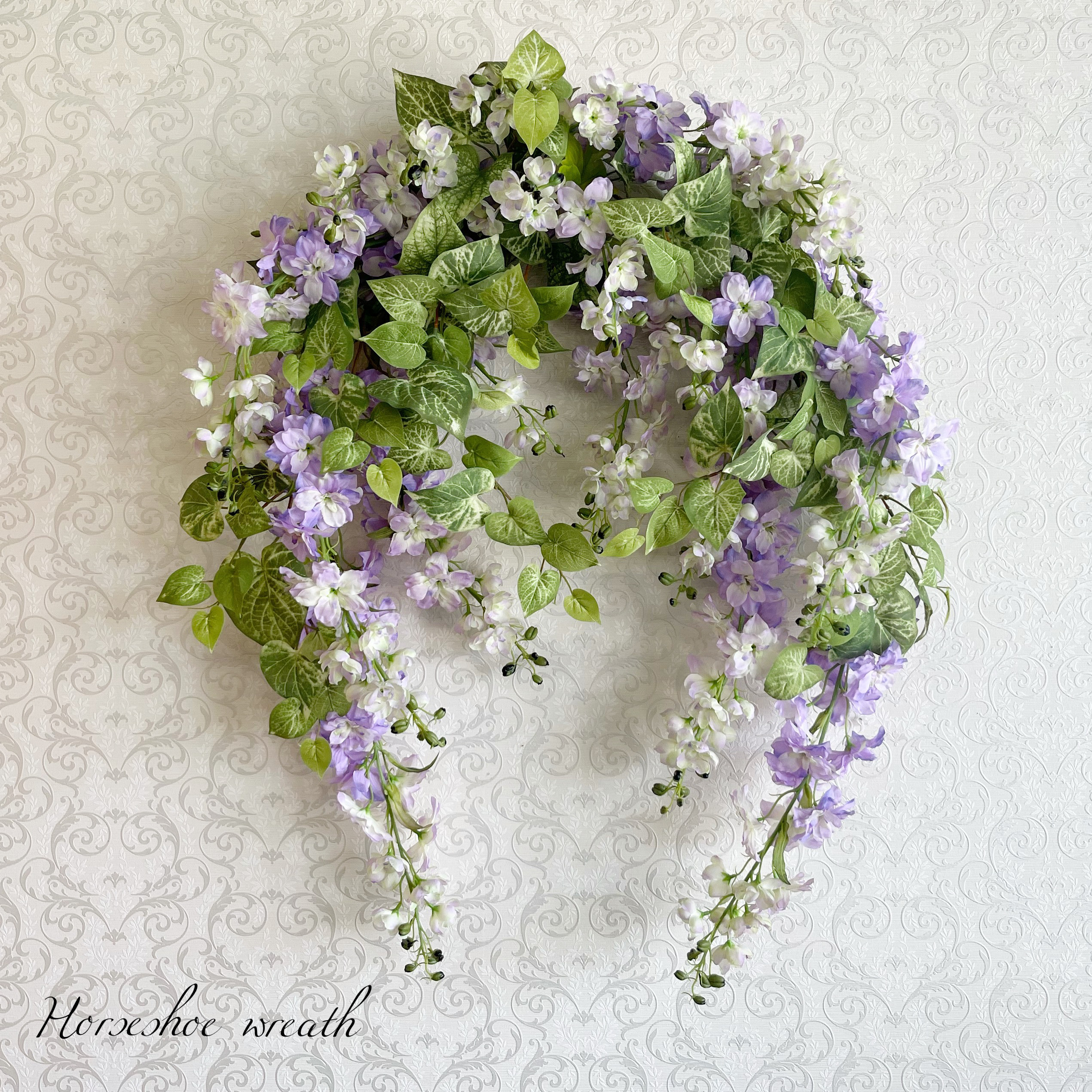 「送料無料」ラージデルフィニウムの馬蹄型リース　壁掛けインテリア　フラワーアレンジメント