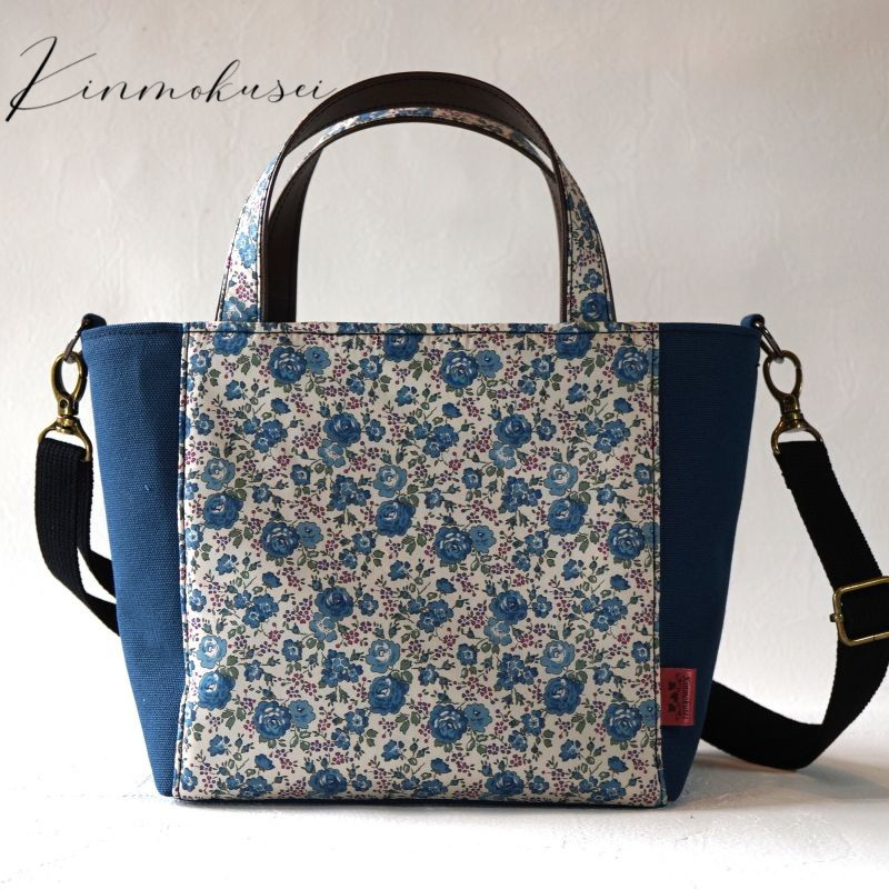 リバティプリントを楽しむトートバッグ～ブルー系…小さな巾着のプレゼント付き