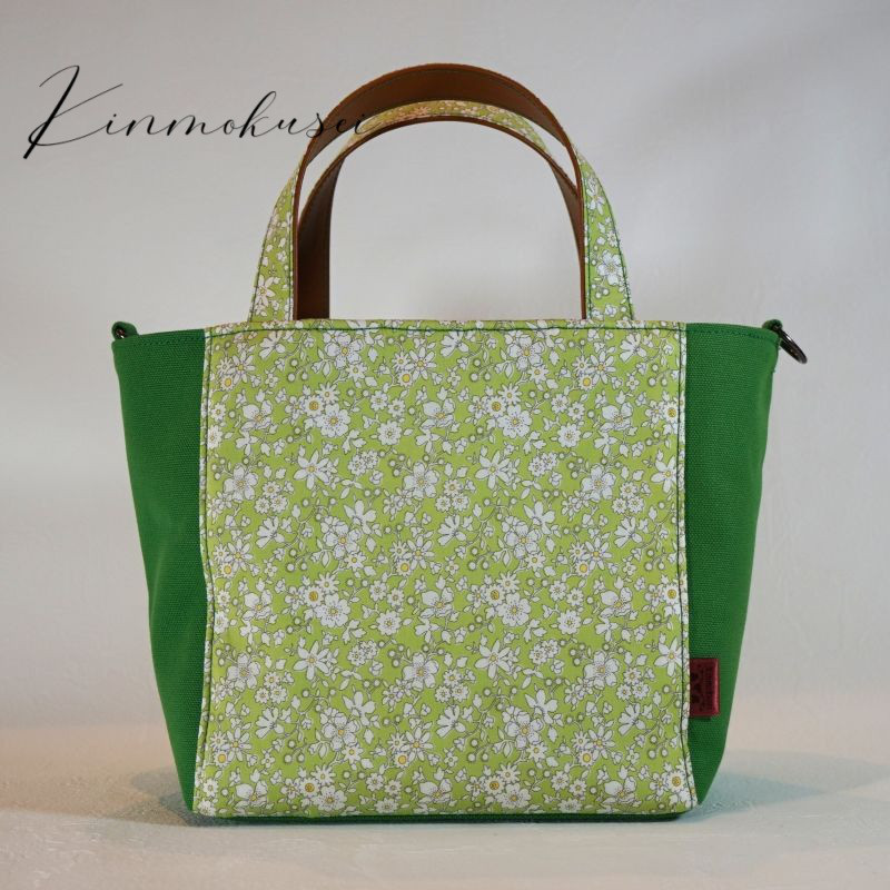 リバティプリントを楽しむトートバッグ～ブルー系…小さな巾着のプレゼント付き