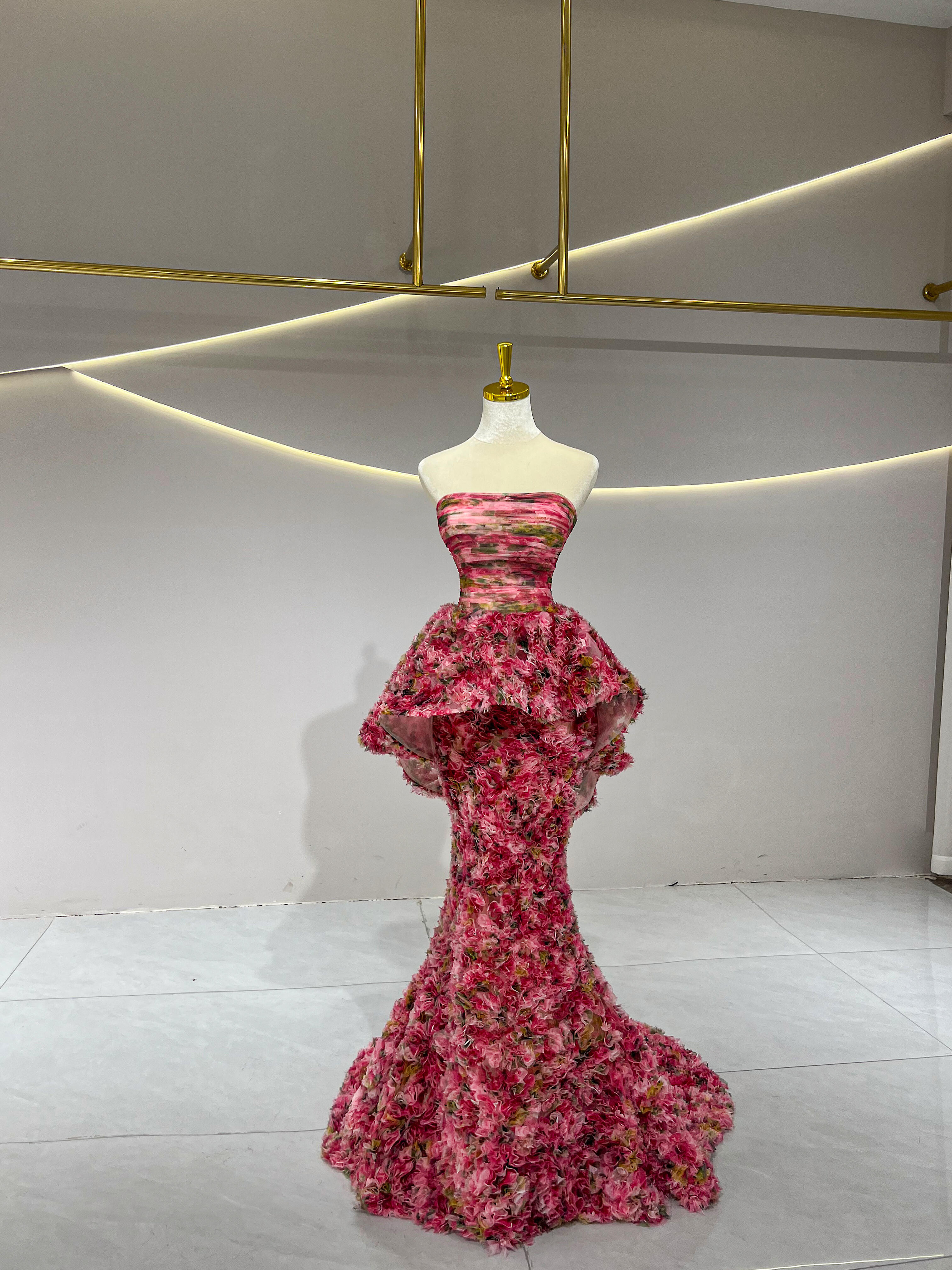 WEB限定薔薇柄　スレンダーライン　エレガントなシルエット　チューブトップ　ラッフルスカート　袖無し　カラフル　フラワー