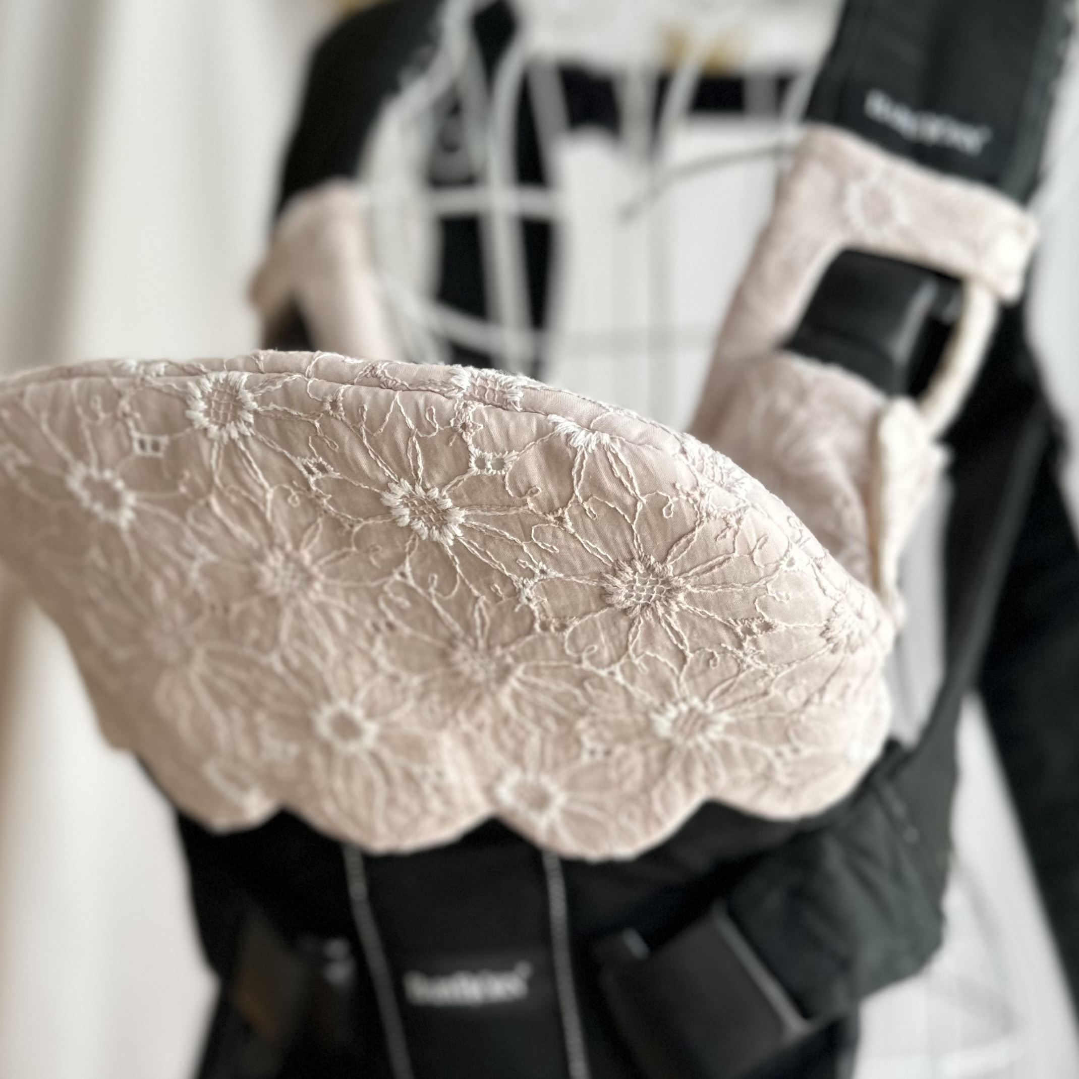 babybjorn☆ベビービョルンワンカイエアー☆抱っこ紐カバー　マーガレット刺繍☆くすみピンク☆　肩紐カバー付